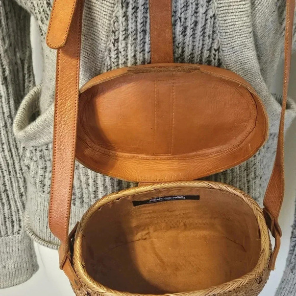 Crossbody Rattan and Leather Bag Made in Bali - Picture 7 of 9